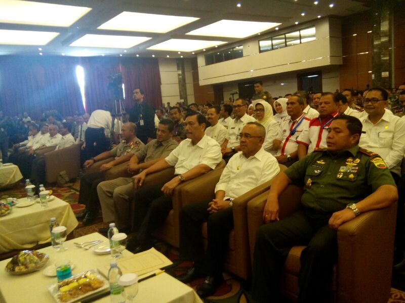 Menko Polhukam Luhut Datang Kenakan Kemeja Ala Jokowi