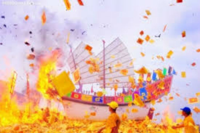 Menyapa Dunia Lewat Wisata Bakar Tongkang di Riau