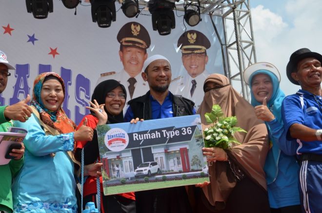 Nur Azizah Tak Percaya Raih Hadiah Rumah