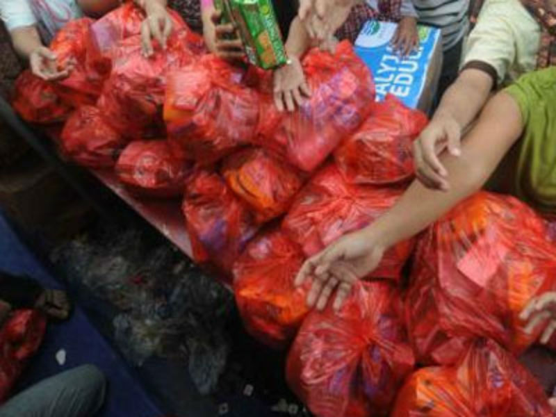 Peduli Sesama, Plt Bupati Rohul Sukiman Salurkan Sembako di Dua Kecamatan