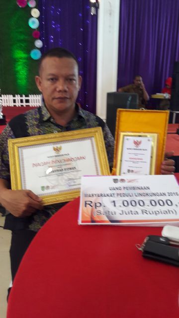 Peduli Terhadap Lingkungan, M Ridwan Warga Kempas Dianugerahi Penghargaan Oleh Bupati Inhil