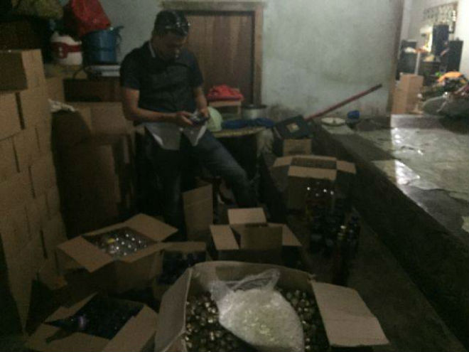 Pengembangan, Polisi Segel Gudang Miras Oplosan di Kampar