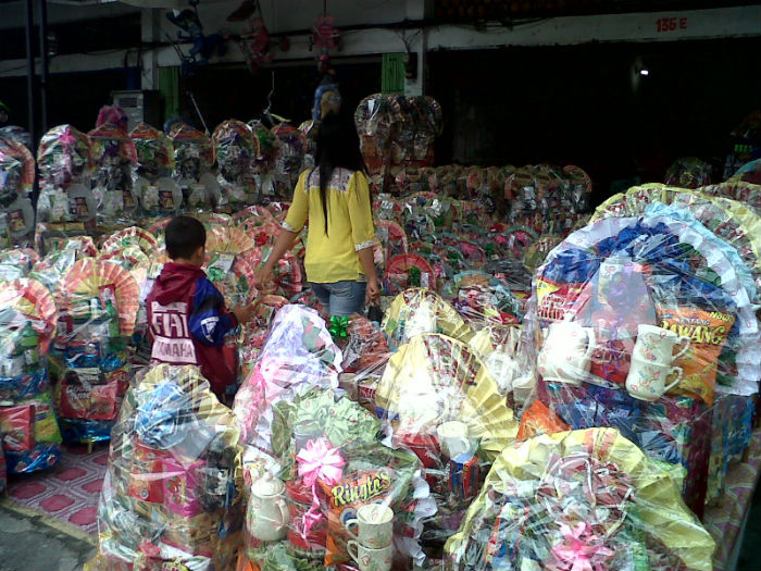 Penjualan Parcel di Pekanbaru Meningkat, Shinta Lembur Sampai Malam