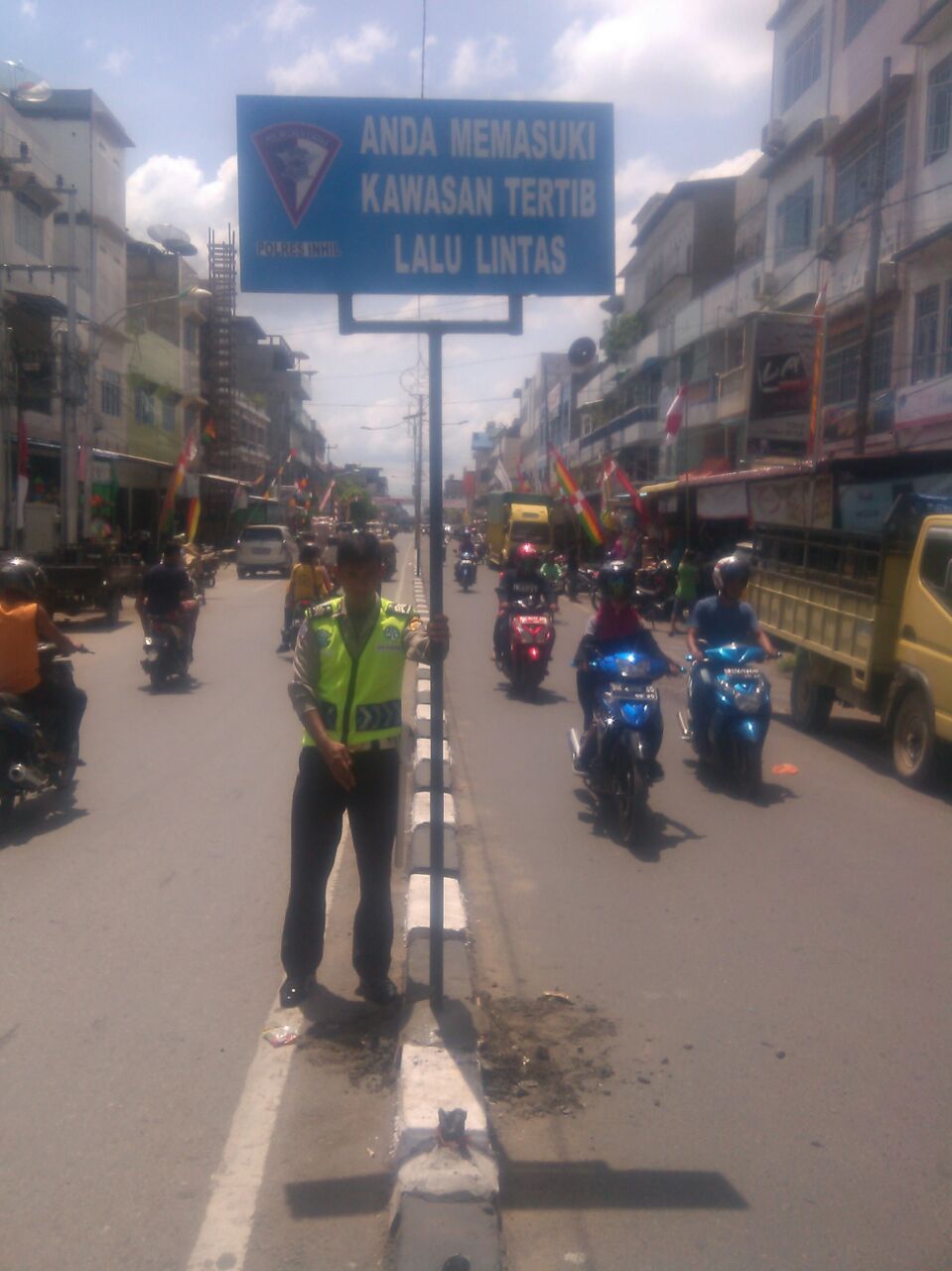 Personil Sat Lantas Polres Inhil Pasang Rambu Petunjuk Kawasan Tertib Lalu Lintas