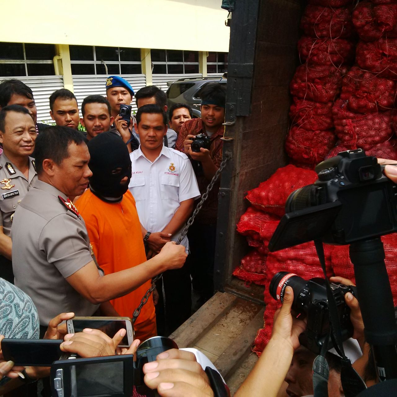 Polda Riau Gagalkan Penyeludupan Bawang Merah Ilegal Masuk ke Riau