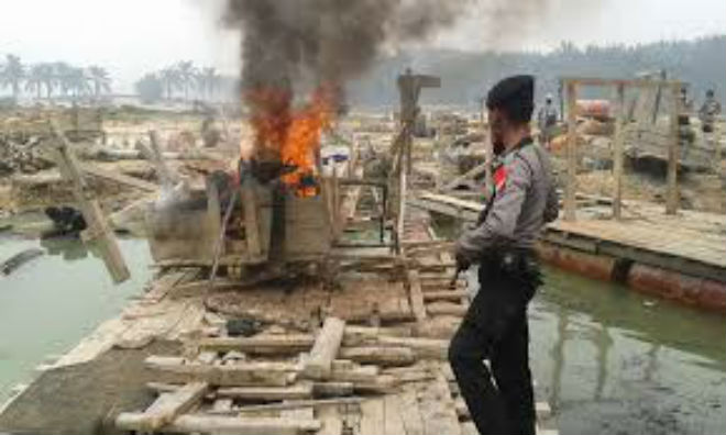 Polisi Bakar Mesin Penambang Emas Ilegal di Kuansing