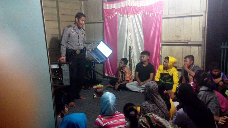 Polisi di Inhil Ini Selain Berantas Buta Aksara, Juga Salurkan Ilmu IT