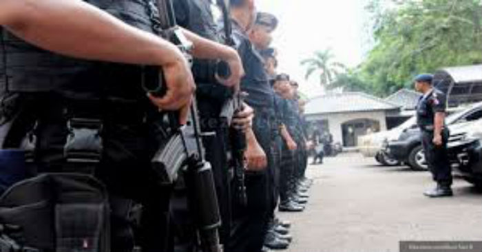 Polisi Patroli dengan Senjata Lengkap, Penjudi di Kampung Dalam Berhamburan