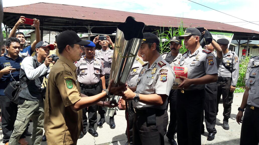 Polres Inhil Serahkan Bantuan Terhadap Korban Bencana Alam Puting Beliung