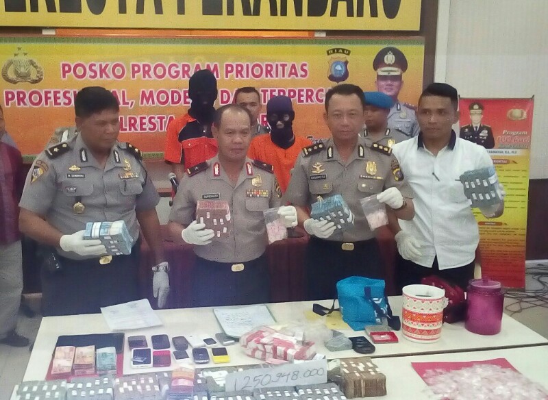 Polresta Pekanbaru Sita 736 Paket Sabu dan Uang 1,25 Milyar, Bandar Kabur