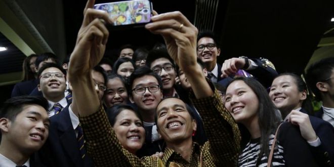 Presiden Jokowi Diajak Siswa Selfie