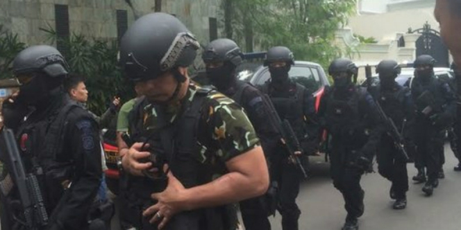 Puluhan Petugas Merangsek Masuk ke dalam Rumah Mewah Asep Sulaiman
