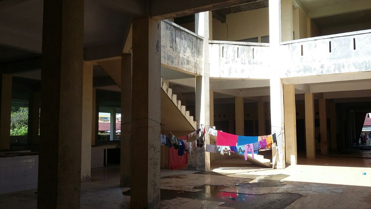 Punya Pasar Megah Anggaran Milyaran, Tapi Tak Difungsikan, Malah Pedagang Berjualan di Badan Jalan