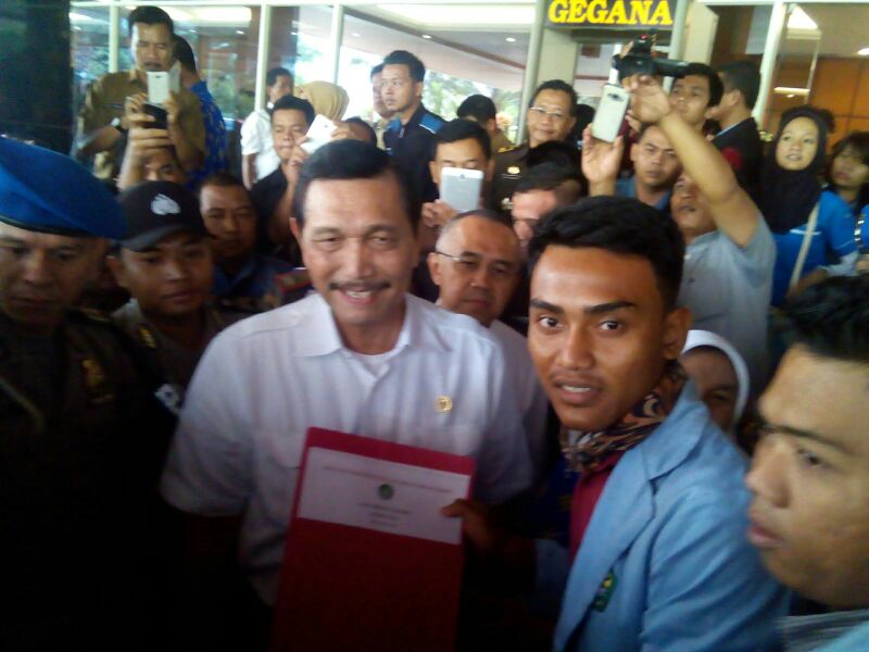 Rapor Merah Jokowi Dititipkan Lewat Menko Polhukam yang Menerima Tersenyum Masam