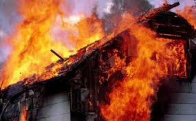 Ratusan Massa Mengamuk di Kampar, Barak dan Rumah Milik Koperasi Dibakar