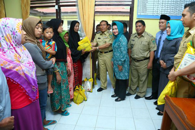 Ratusan Masyarakat Miskin di Rohul Terima Paket Sembako