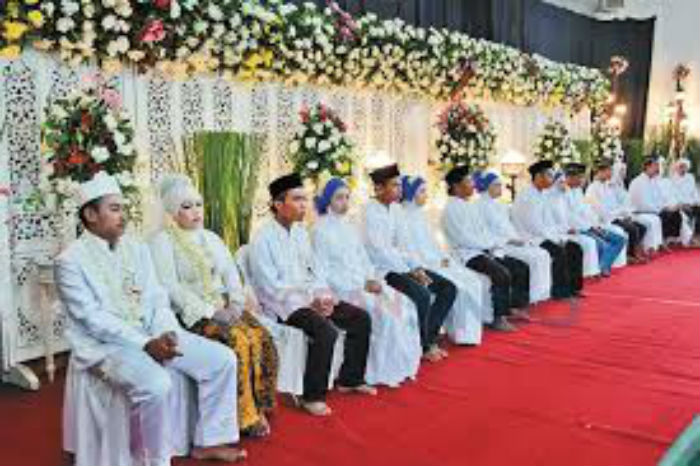 Ratusan Pasangan Siri Nikah Massal, Mensos Khofifah : Akte Nikah Itu Penting