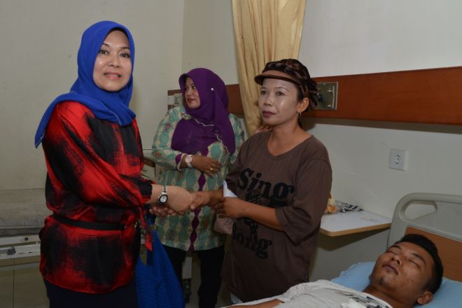 Romaini Serahkan Bantuan Keluarga Pasien