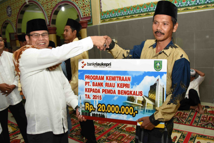 Safari Ramadan, Wabub Bengkalis Serahkan Bantuan