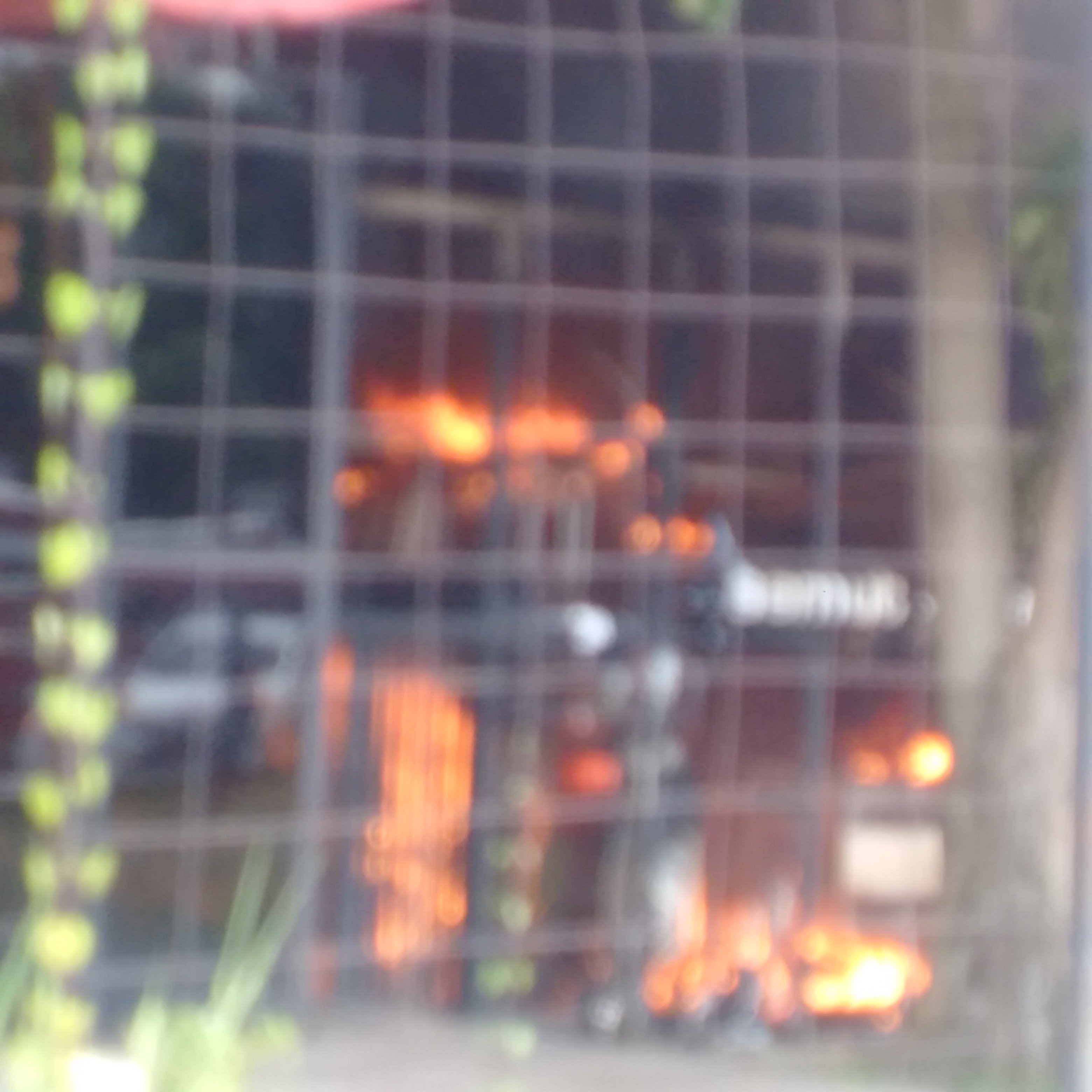 Sedang Berlangsung, Kebakaran Hebat Hanguskan Bengkel dan Advertising Jalan Cemara Pekanbaru