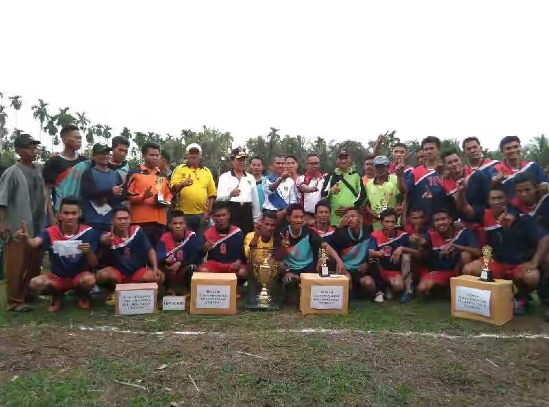 Sempatkan Diri Saksikan Turnamen Sepakbola di Kampung Halaman, Bupati Inhil Terharu dan Bangga