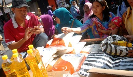 Tekan Harga di Pasar, Bulog Dumai Lakukan Pasar Murah