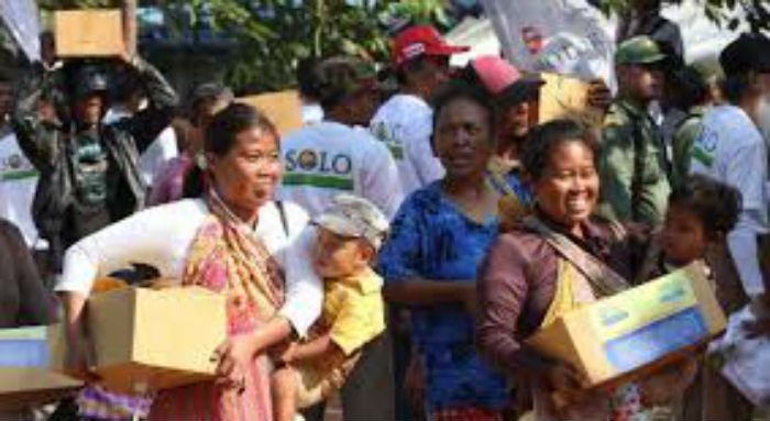 Temui Masyarakat Miskin, Emi Mursini Salurkan Sembako Gratis di Kuansing