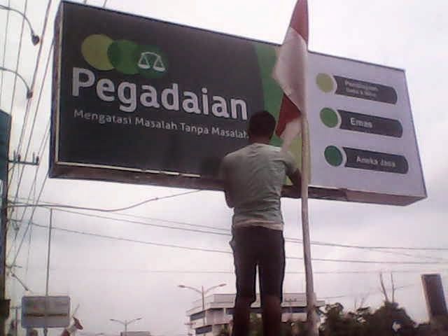 Terima THR, Ramai-ramai Tebus Gadai di Dumai