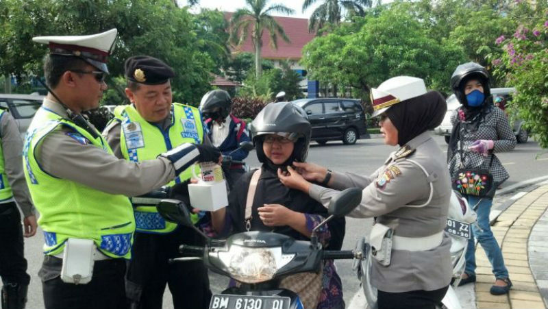Terjaring Razia, Pengendara Motor dapat Hadiah dari Polantas