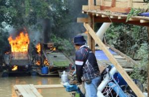 Tim Gabungan Musnahkan 145 Rakit Tambang Ilegal di Sungai Kuantan