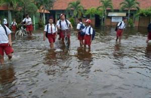 Puluhan Sekolah di Riau Kebanjiran, Belajarnya Online
