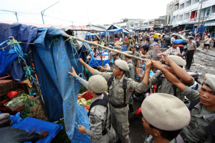 Tim Gabungan Tertibkan PKL di Pasar Duri, Pedagang Diminta Bongkar Lapak