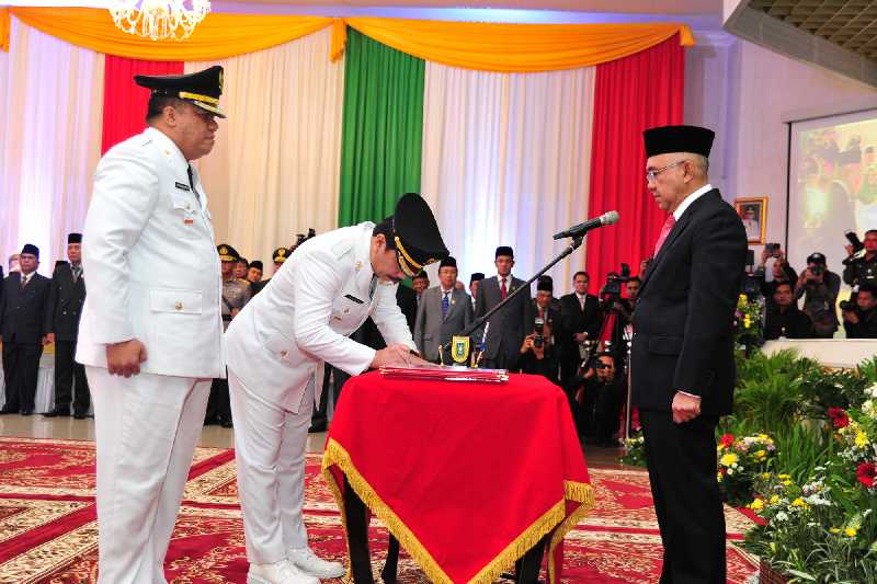 Usai Dilantik, Bupati Inhu Langsung Jadi 'Sopir' Keluarga