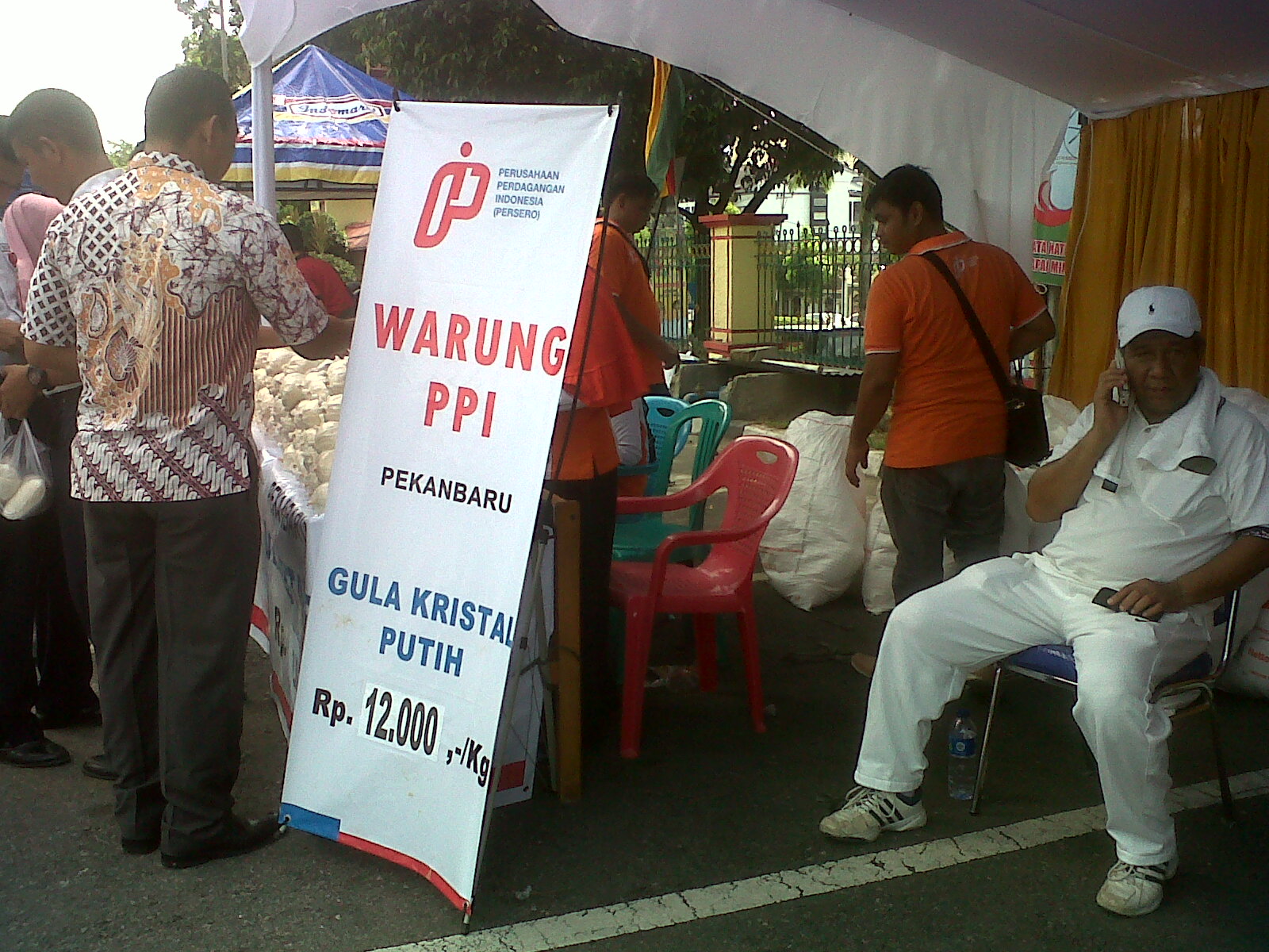 Warga Berebut Beli Gula Murah di RSUD Arifin Achmad
