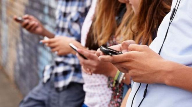Waspadai! Smartphone Bisa Mencelakakan Anak Anda, Bahkan Tewas