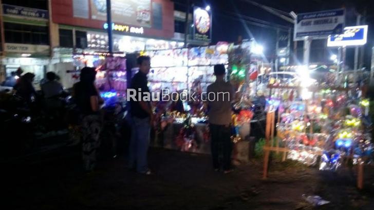 Cerita Roni dan Pedagang Terompet yang Baik Hati