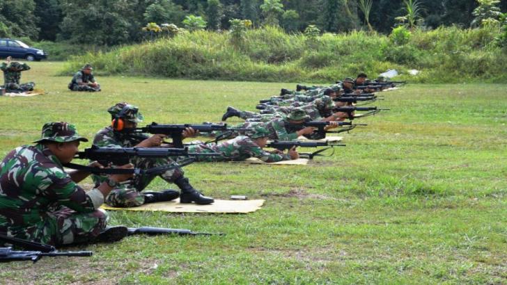 Bintara dan Tamtama Gunakan Laras Panjang 'Tembaki' Lapangan Lanud Rsn Pekanbaru