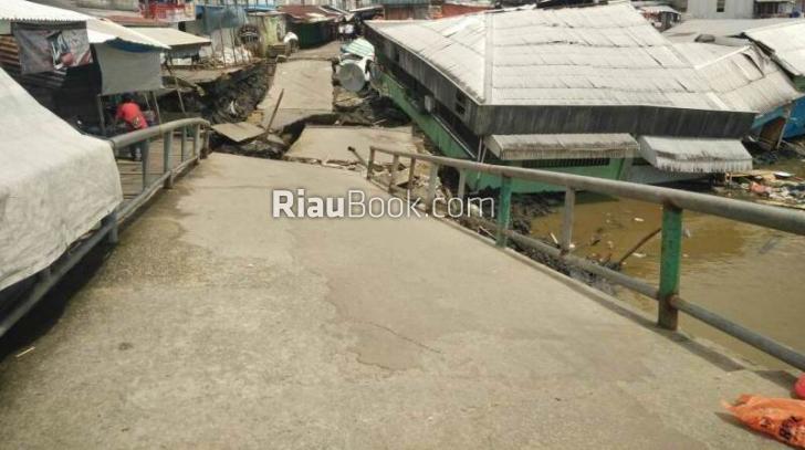 Jembatan di Inhil Ambruk, Gubernur Riau: Kita Perlu Bangkit dan Waspada
