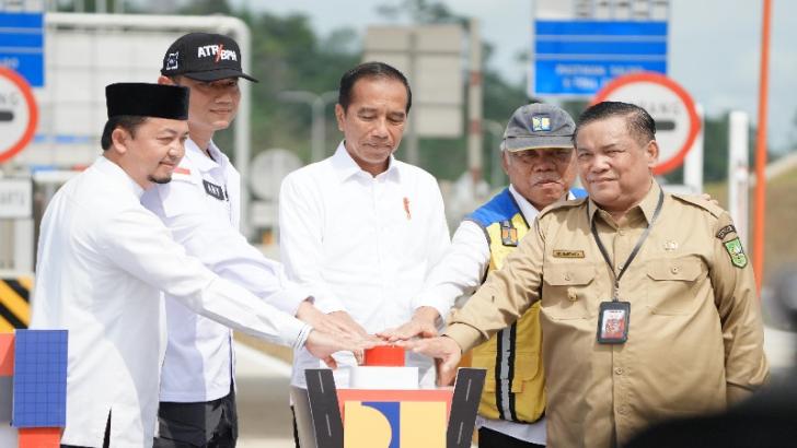 Bersama Pj Gubernur Riau, Jokowi: Indonesia Bersyukur Bertahan