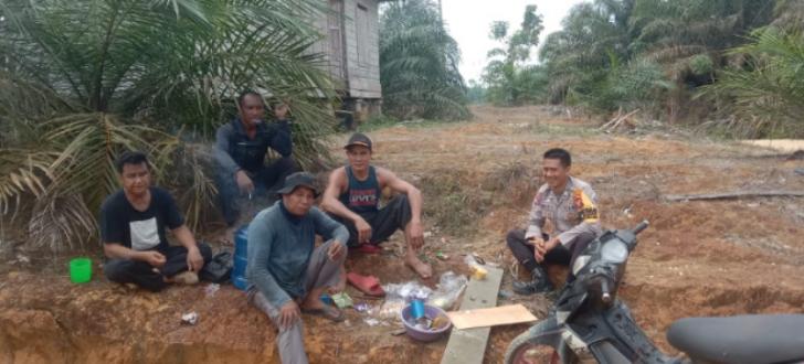 Bukan Sekedar Sosialisasi, Personel Polsek Bunut Turut Serta Membantu Masyarakat