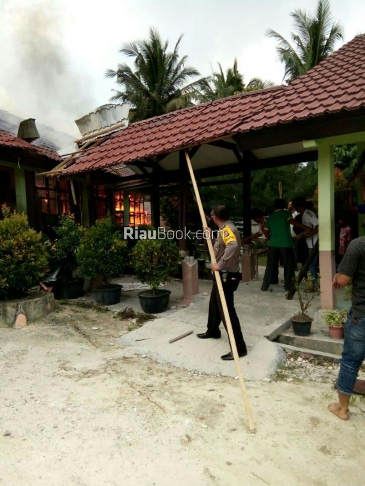 Kebakaran Landa SMPN 06 Siak Hulu di Tahun Baru