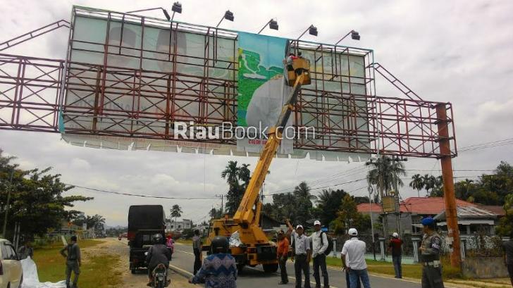 Panwas Kampar Copot Alat Peraga Kampanye