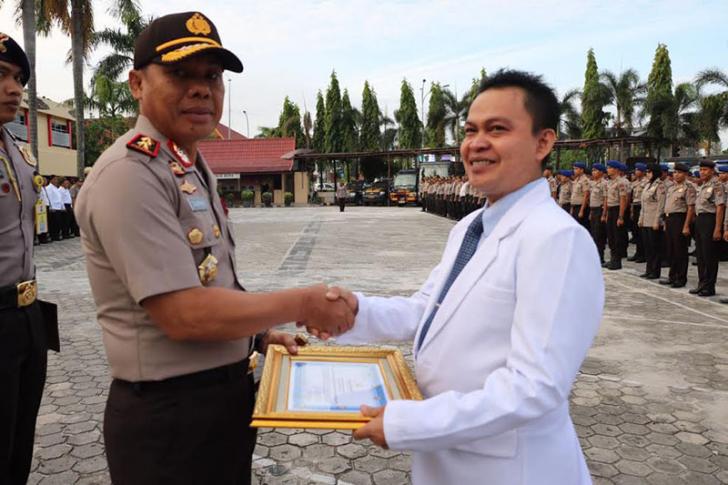 Kapolda Riau Berikan Reward Kepada Anggota Polda Riau