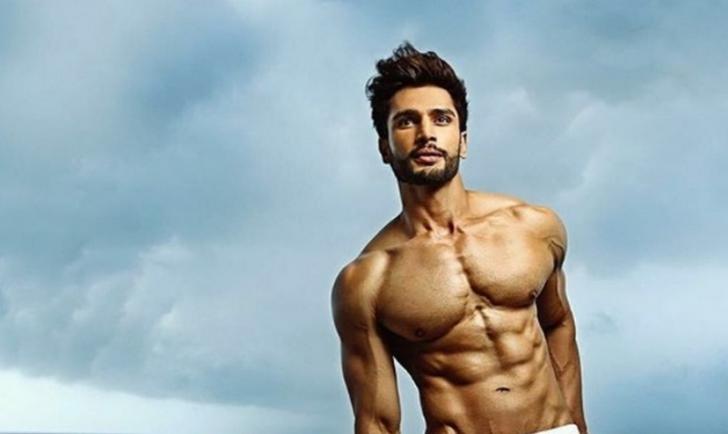 Inilah Foto-foto Seksi Pria Terganteng Rohit Khandelwal