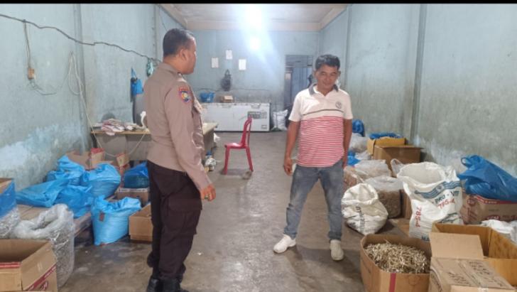 Dukung Ketahanan Pangan dan Kamtibmas, Bripka Nuario Sambangi Pedagang Ikan Pasar Agus Salim