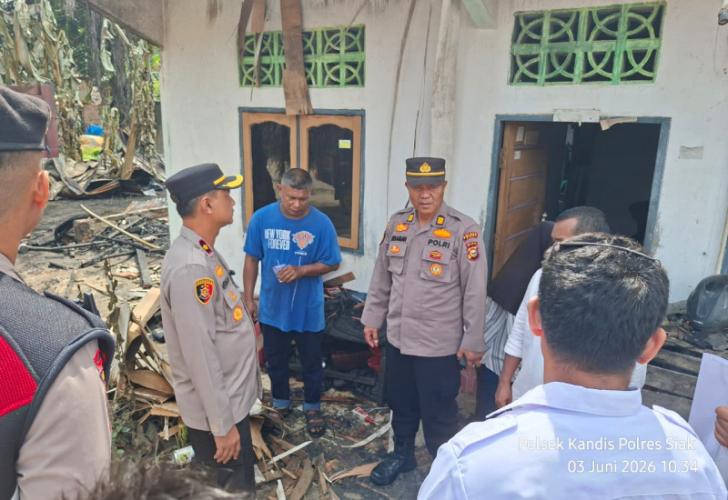 Polsek Kandis Salurkan Bantuan kepada Korban Kebakaran Rumah di Kampung Kandis