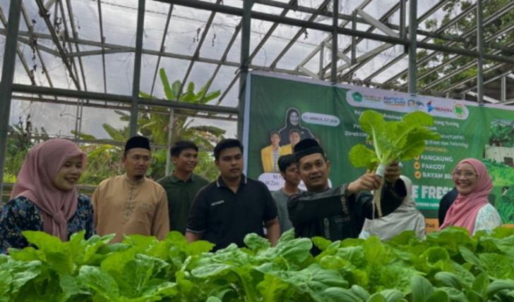Perdana, Mahasiswa Pertanian Unilak Panen Sayur Hydroponik