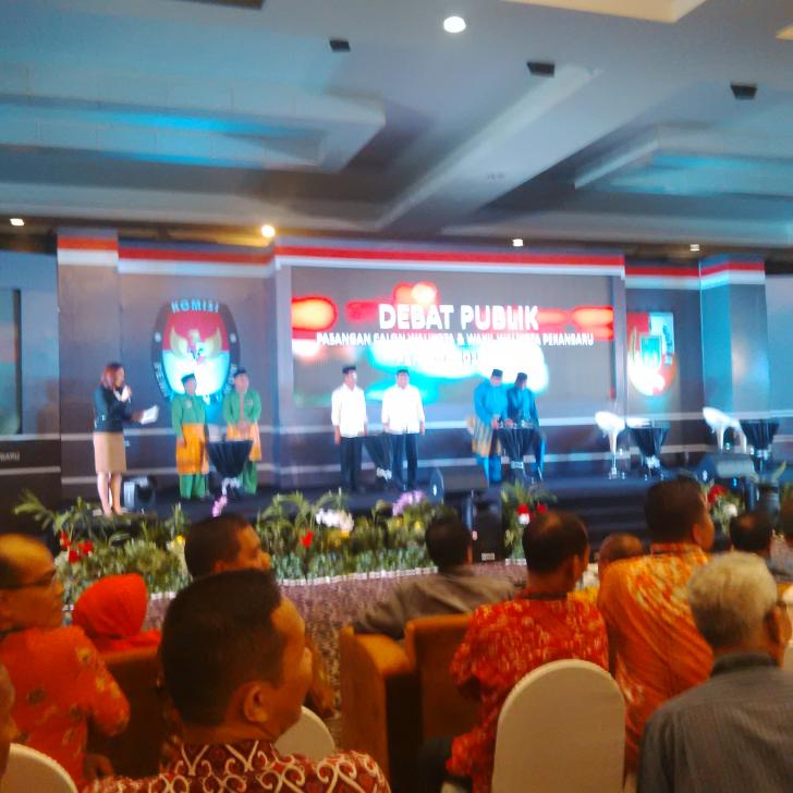 Diberikan Kesempatan Membacakan Visi-Misi, Tangan Ayat Cahyadi Bergemetar