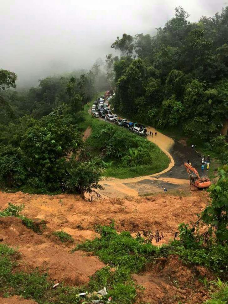 Sepeda Motor Terpaksa Diangkat Untuk Melewati Lokasi Longsor Pangkalan, Sumbar