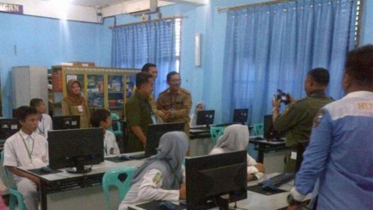 Siswa Gugup, Wako Pekanbaru Malah Berfoto di Ruang Ujian